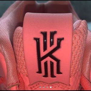 Kyrie 4 Atomic Pink